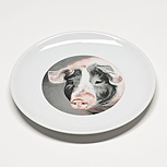 Schwein auf einem Porzellanteller