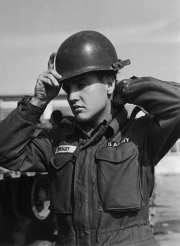 Elvis Presley mit Soldatenhelm