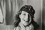 Romy Schneider mit Kappe und Zigarette